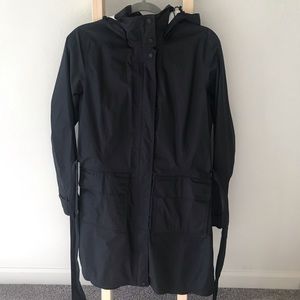 Women’s black M Patagonia water resistant jacket.